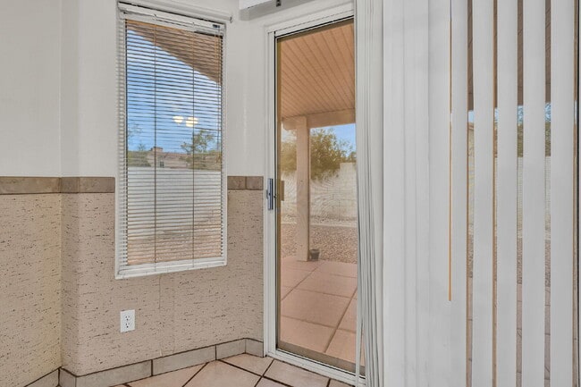Building Photo - "Charming 3-Bed Oasis with 2 Full Baths in Las Vegas – 1,289 Sq Ft of Comfort!"
