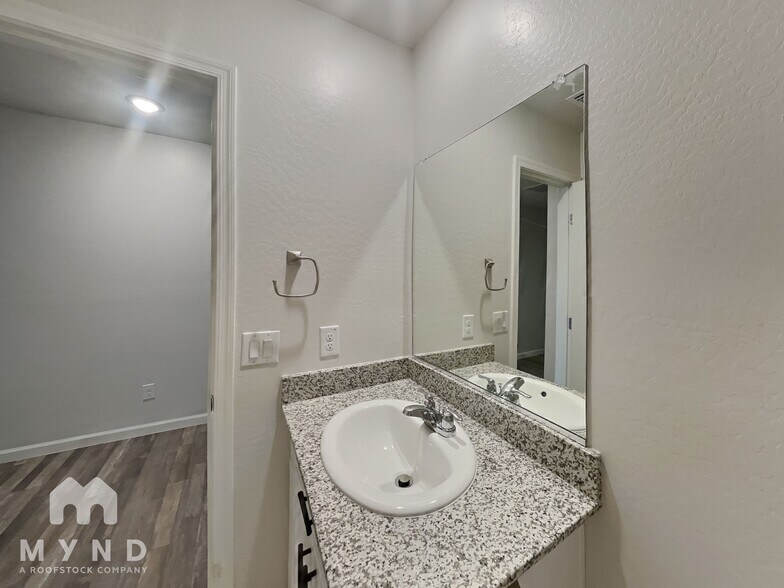 Building Photo - 11164 W Arvada Dr