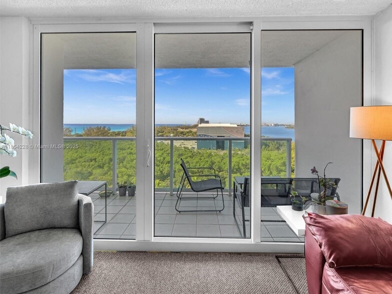 Building Photo - 100 Bayview Dr