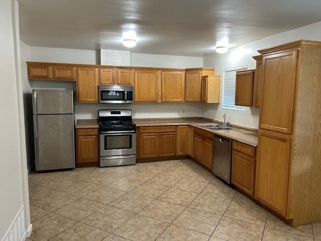 Building Photo - Spacious 3 Bedroom + Den Near Phoenix Country Club