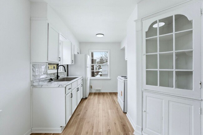 Building Photo - Updated 3 BR with Garage & Basement