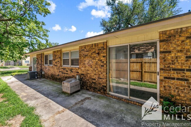 Building Photo - 1119 S Fern St