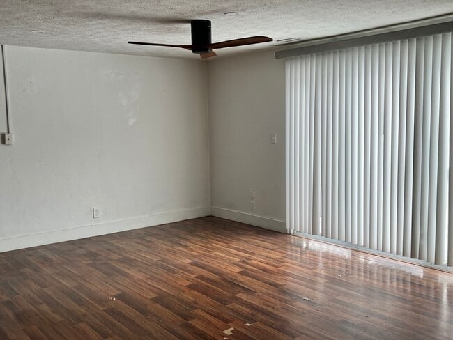 Building Photo - 502 Oak St