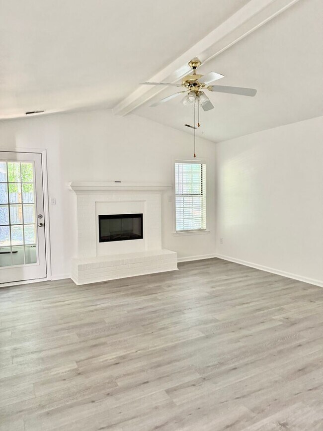 Building Photo - 3BD/2BA Home minutes from Dam Neck/Oceana Bases! Updated Throughout! Attached One Car Garage!