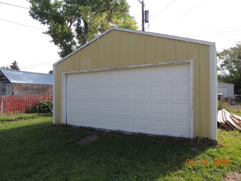 Building Photo - 208 4th Ave W