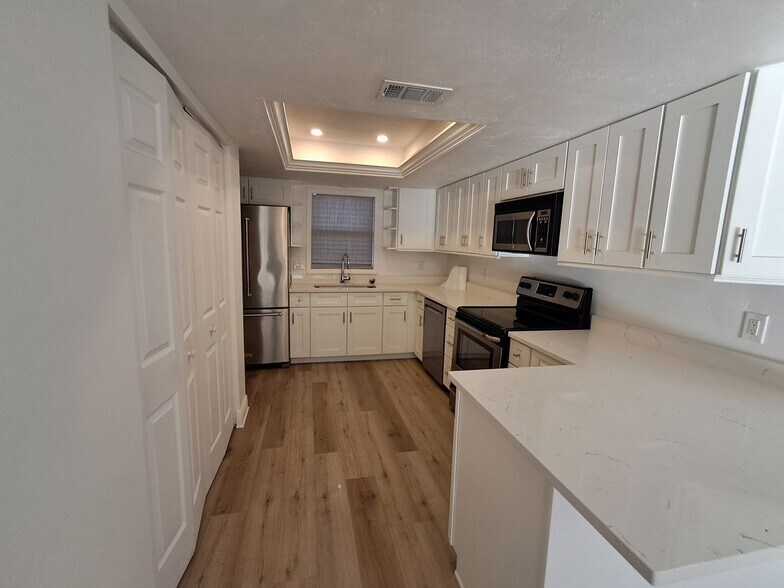 Building Photo - 2/2 Condo Off of McGreggor $500 OFF FIRST MONTH