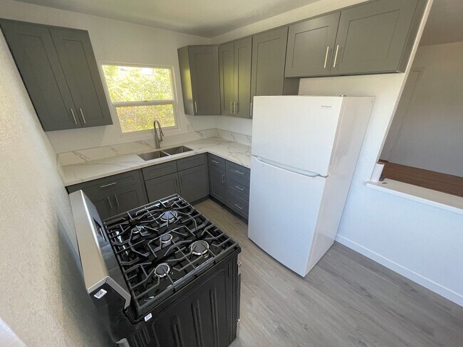 Building Photo - Nicely updated 2bd/1ba in Pico-Union area ...