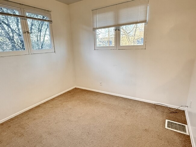 Building Photo - 925 Wilson Ave S