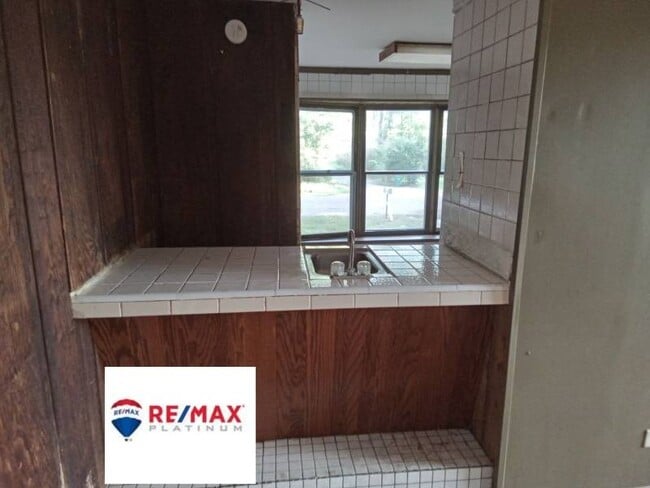 Building Photo - 8910 Via Ln