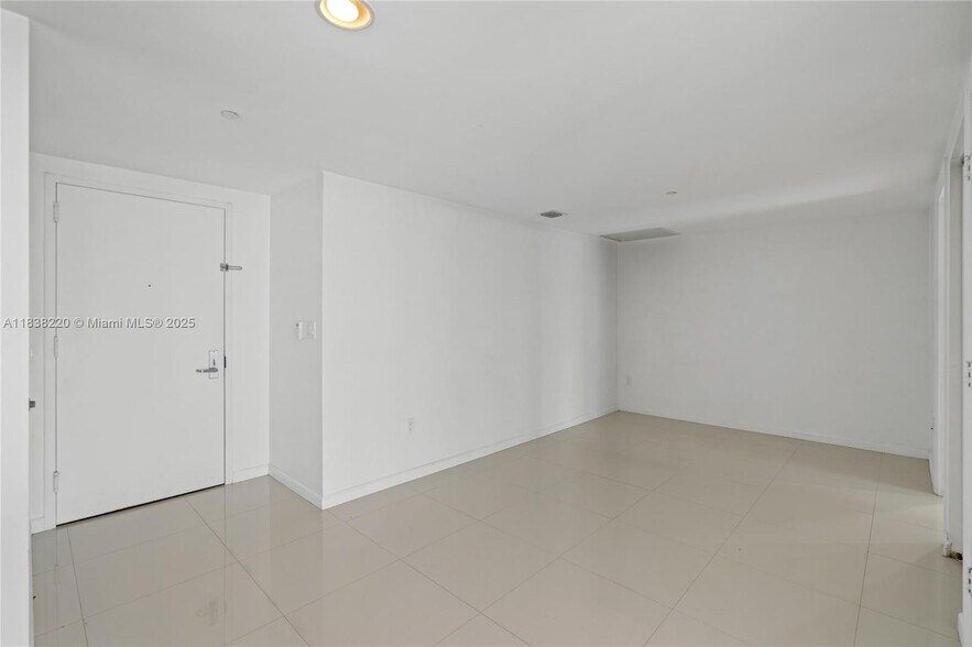 Building Photo - 495 Brickell Ave