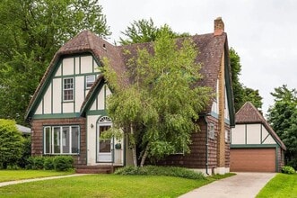 Building Photo - 470 Eleanor St NE