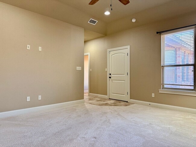 Building Photo - House For Rent