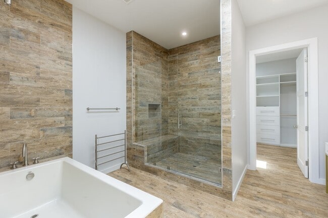 Building Photo - 4 Br 5 Ba with STUNNING VIEWS and Jacuzzi