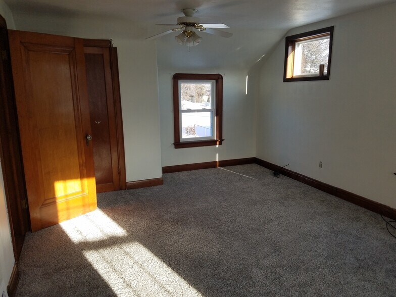 1st bedroom (toward back of room) - 2105 Eastlawn Pkwy