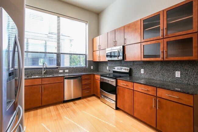 Building Photo - 2307 Camden Dr