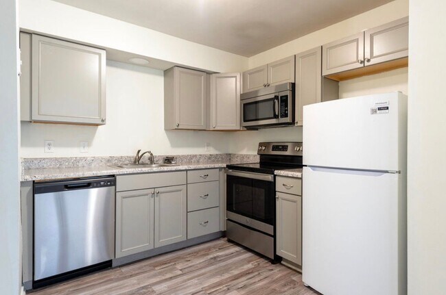 Building Photo - 15249 Broadwater Cir