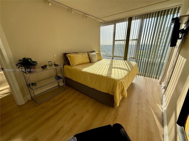 Building Photo - 900 Bay Dr