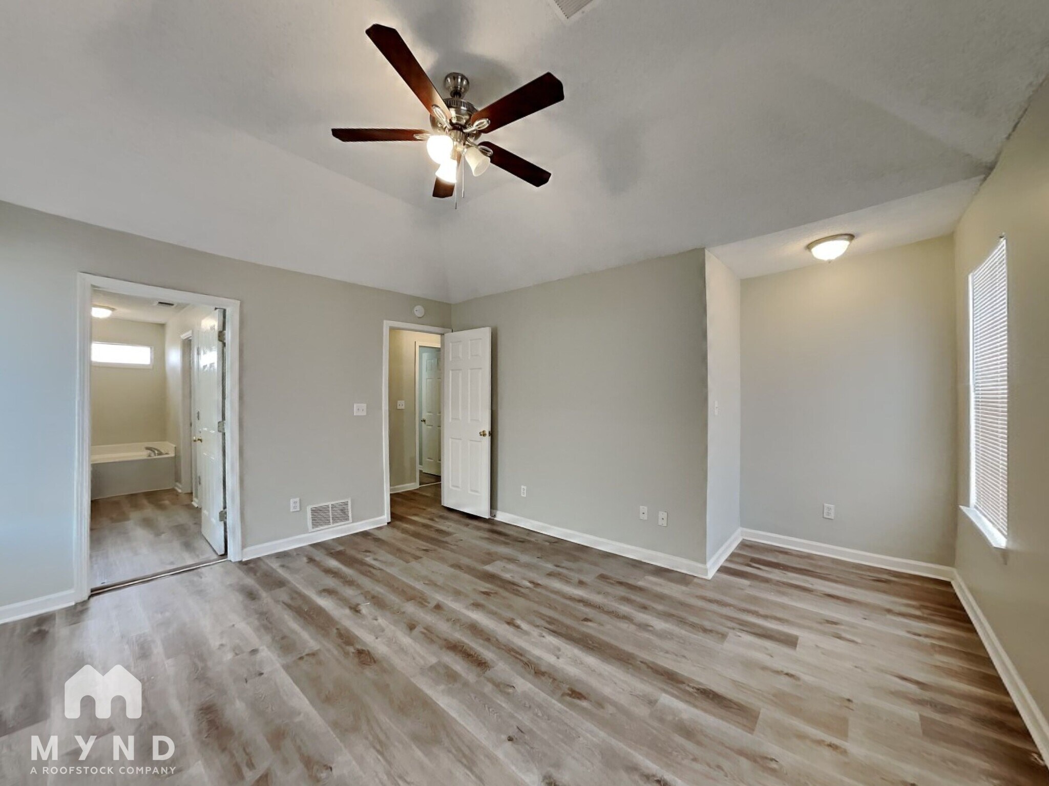 Building Photo - 3806 Sungrove Cir E