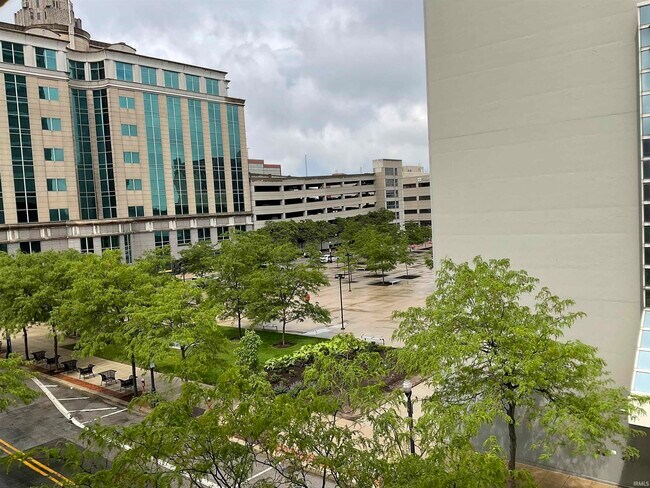 Building Photo - 112 W Washington Blvd