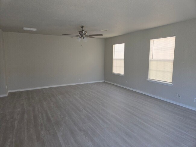 Building Photo - Spacious 4 Bedroom 2.5 Bath 2 Car Garage i...