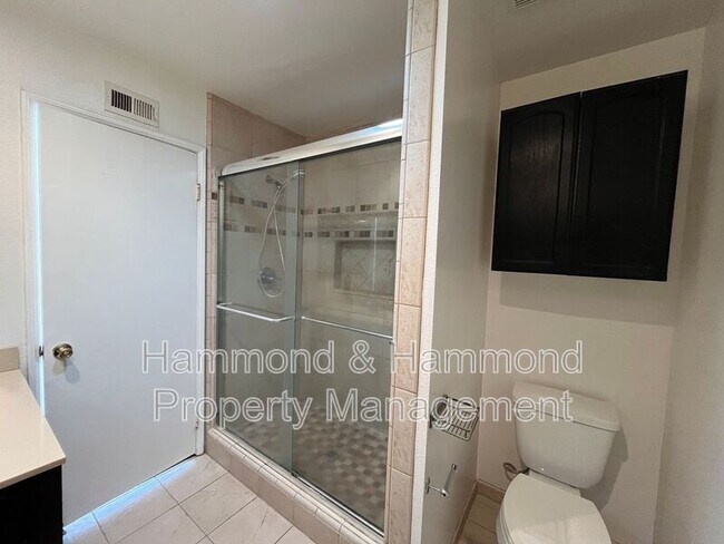 Building Photo - 489 Knollwood Dr