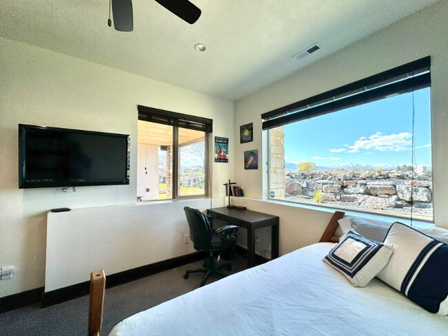 Building Photo - 658 S 1920 W