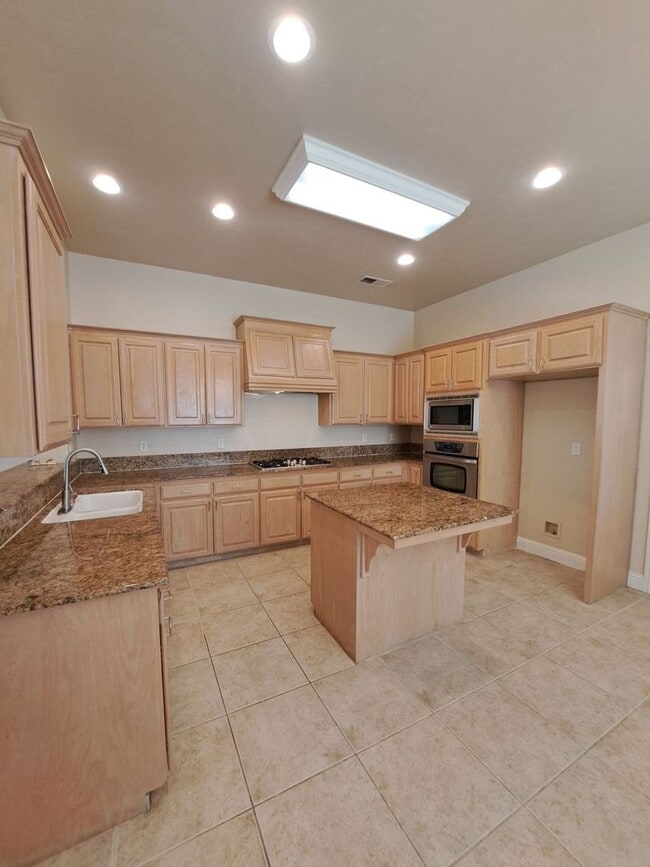 Building Photo - Charming 4 Bedroom House To Call Home!