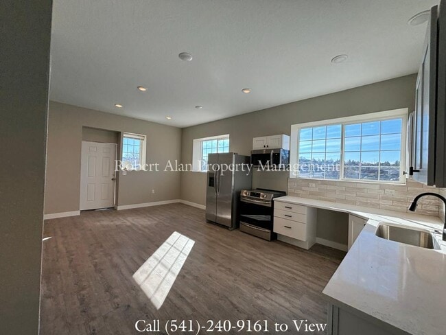 Building Photo - 2601 SW Hailey Ave