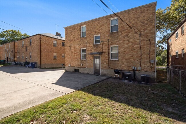 Building Photo - 7112-7114 Jamieson Ave