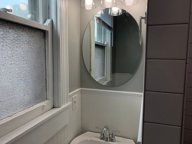 Building Photo - Norwood Duplex W/ Driveway Parking