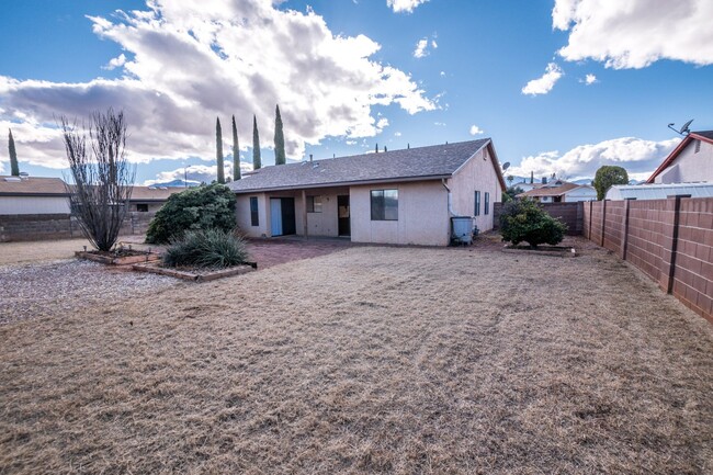 Building Photo - Charming Home with 3 Bedroom, 2 Bath, Den/...