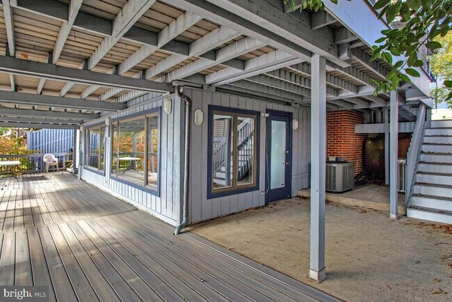 Building Photo - 125 Island View Dr