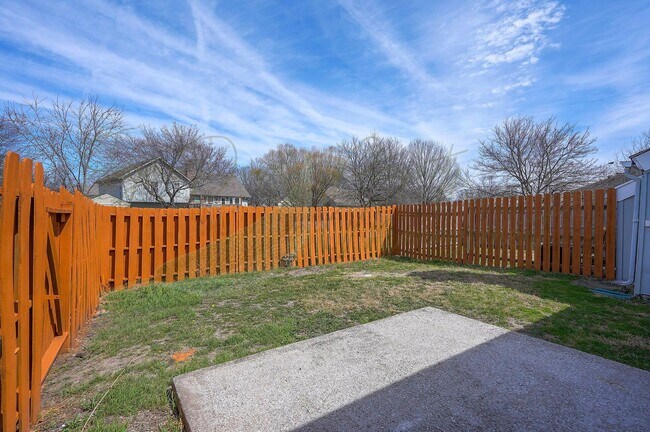 Building Photo - CHARMING TOWNHOME IN LEES SUMMIT!!