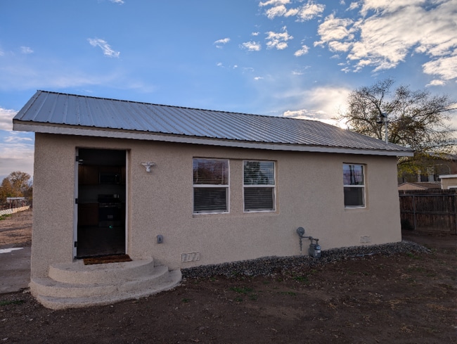 Building Photo - 164 Willow Rd NW