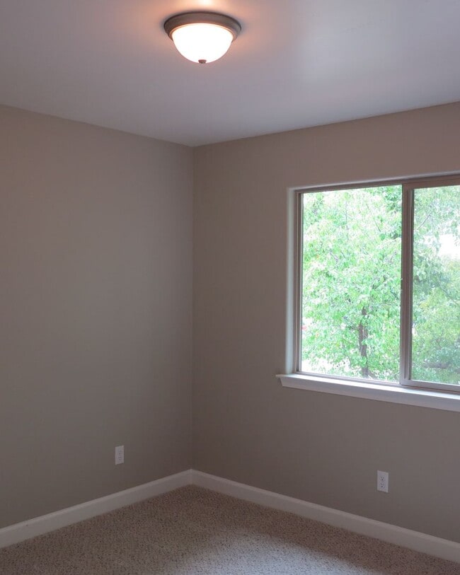 Building Photo - Charming 3 Bedroom & 2.5 Bathroom Available in Atascadero!