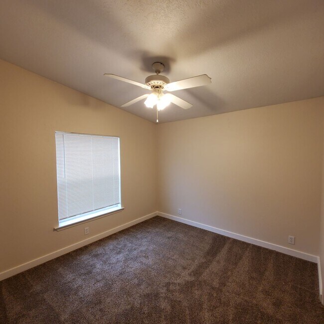 Building Photo - 5 bedroom : 3 bath Home with a Garage in Tangent