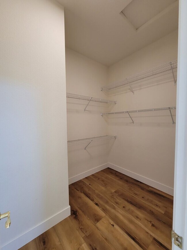 Building Photo - Stunning 2-Bed, 2.5-Bath Entertainer's Gem in Gated Summerset I