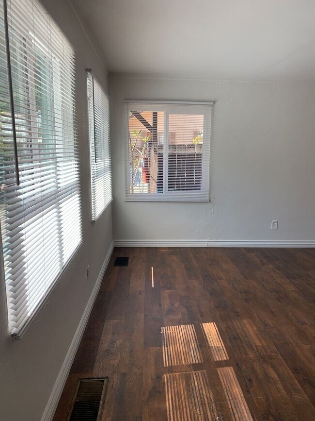 Building Photo - Curlew