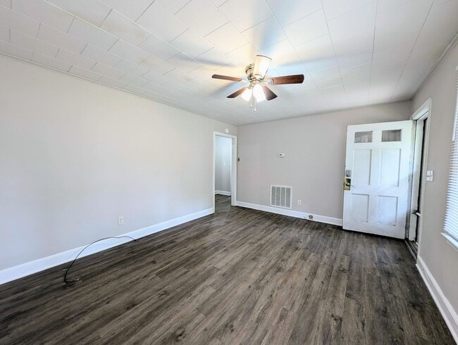 Building Photo - 213 E Weatherspoon St