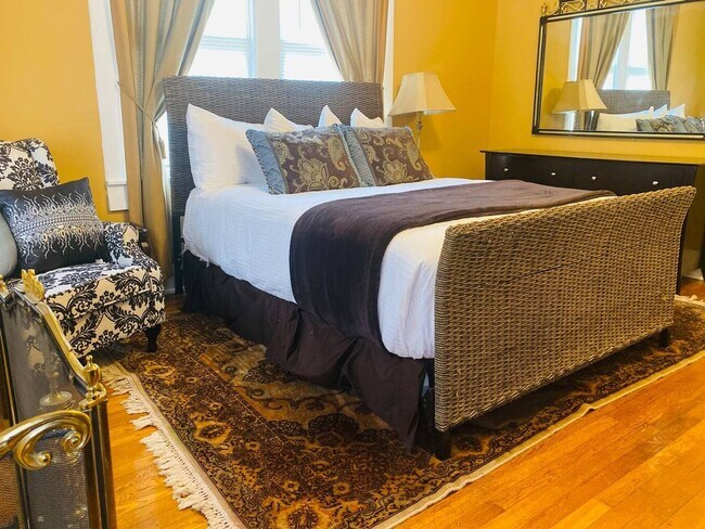 Building Photo - FIVE POINTS