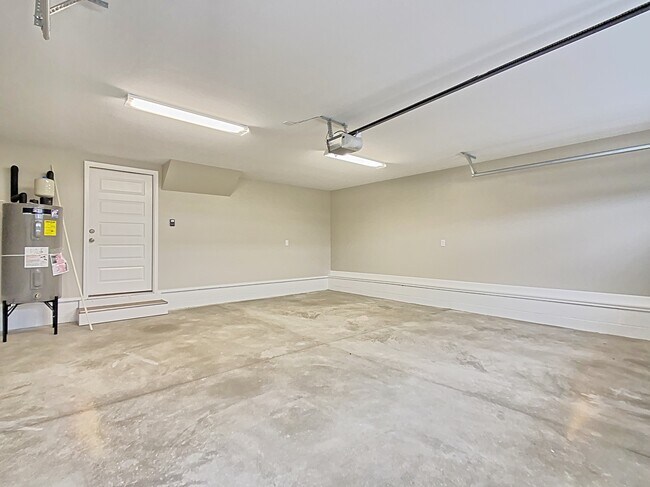 Building Photo - 602 Princess Anne Cir