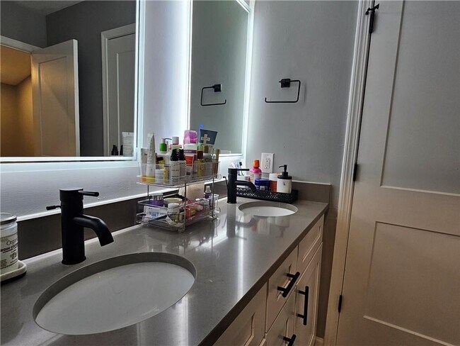 Building Photo - 1052 Indian Hills Pkwy NE