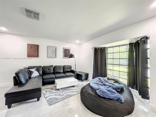 Building Photo - 1751 SW 30th Pl