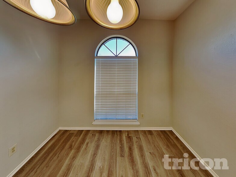 Building Photo - 709 De Soto Dr