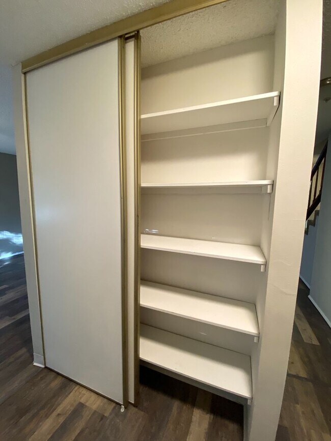 Building Photo - Large, Updated 2 Bedroom, 1.5 bath Townouse in Lovely Multnomah Village