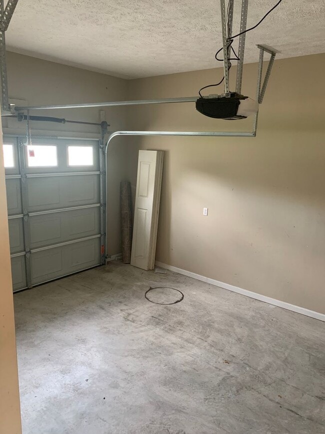 Building Photo - 3 Bedroom in GREAT LOCATION in the Center ...