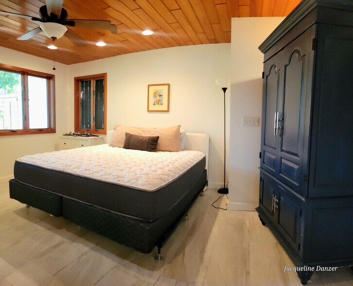 Building Photo - 2241 NE 38th St