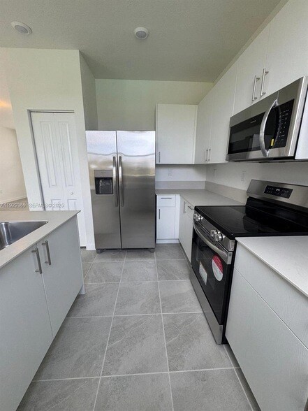 Building Photo - 2825 SE 25th Ave