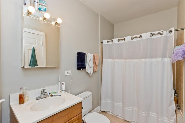 Building Photo - 3 bedroom in Chicago IL 60657