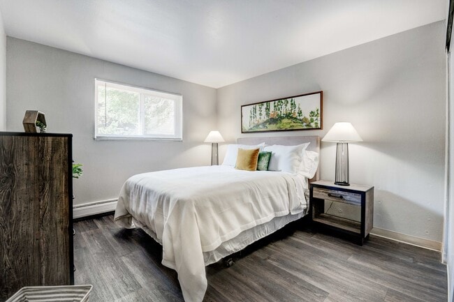 Building Photo - Forest Manor